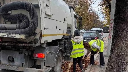Продължава сезонното почистване на дъждоприемните шахти Продължава сезонното почистване на дъждоприемните шахти