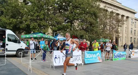 72-годишният Иван Грозев пробяга дистанцията за 80 минути.