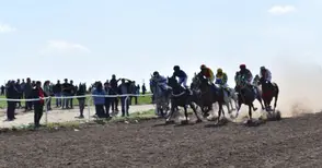 Елитни жокеи с коне от английска порода се състезават в Сандрово