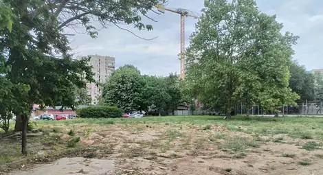 Теренът на улица &bdquo;Нови сад&ldquo; беше разчистен миналата година и очаква новото строителство.