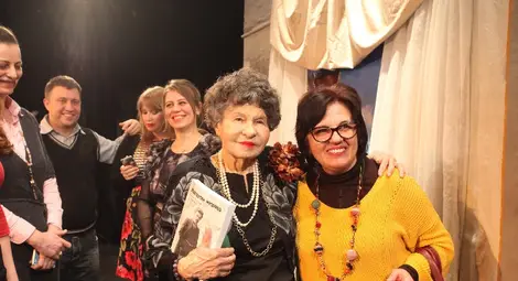 Стоянка Мутафова с една от авторките на книгата за баща й -  Веселина Антонова. 			 Снимка: Архив &bdquo;Утро&ldquo;