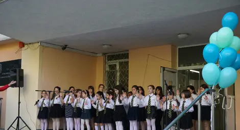 Училището по европейски езици в Русе отбелязва днес своя патронен празник /галерия/