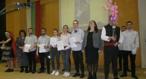 С песни, танци и хороводи Гимназията  по туризъм отпразнува деня на патрона