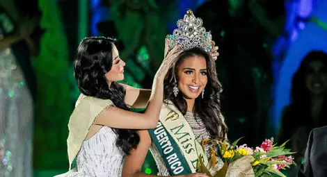 Мис Земя 2018 г. Пуонг Кан предава короната на 22-годишната Нелис Пиментел.