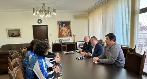 Кметът Пенчо Милков награди плувните шампиони от КПС &bdquo;Ирис&ldquo; Русе