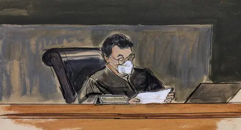 Съдия Алисън Нейтън чете обвинителния акт