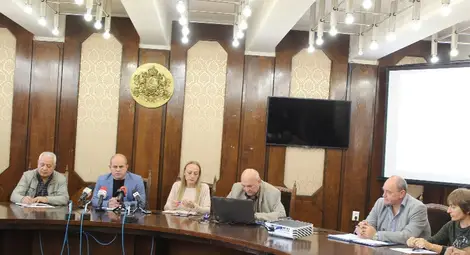 Кметът Пламен Стоилов проведе вчера първа среща за готовността на общината за зимния сезон.                                                                                                                                     Снимка: Община Русе