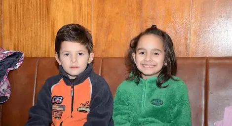 &bdquo;Българската коледа&ldquo; връща слуха на близначетата Божидар и Дарина