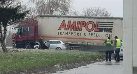 Серия катастрофи и инциденти с пешеходци във вчерашната поледица