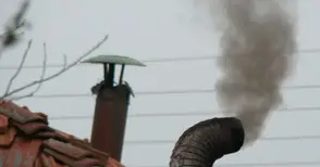 Бедна жена глобена за горене на парцали в кюмбето