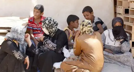 Изненада! Строител завари 50 бежанци в двора си