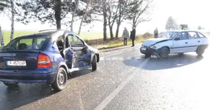 Заслепен от слънцето шофьор прати двама души в болницата