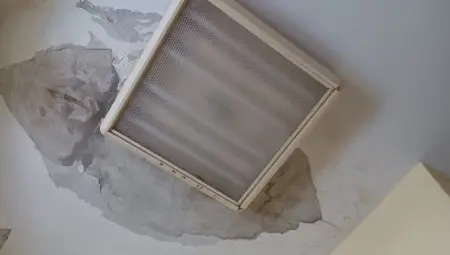 След сигнал на общински съветници от ГЕРБ Община Русе взема спешни мерки за рушащата се сграда на Доходното здание След сигнал на общински съветници от ГЕРБ Община Русе взема спешни мерки за рушащата се сграда на Доходното здание