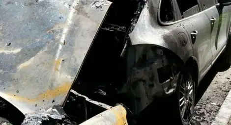 Запалиха две луксозни коли на бивш депутат