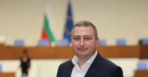 Депутатите от ГЕРБ започнаха приемни часове след разпореждането да видят какво от партията е изядено