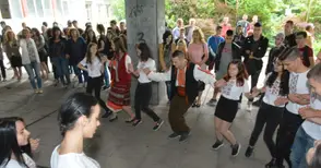 „Розите на България“ разцъфтяха в пъстри хора