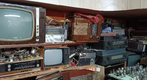 Лампов приемник на картон носи първата награда на Любо, който днес има радио музей