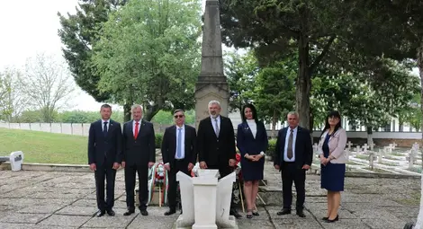 Драгомир Драганов на мемориала за Тутраканската епопея в Шуменци: Да бъдеш български войн означава не просто да носиш оръжие, а да носиш отговорност Драгомир Драганов на мемориала за Тутраканската епопея в Шуменци: Да бъдеш български войн означава не просто да носиш оръжие, а да носиш отговорност