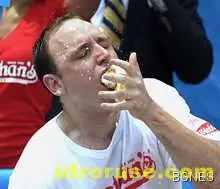 Шампион подобри рекорд по ядене на хотдог - 69 хлебчета с кренвирши за 10 минути