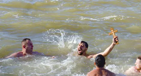 На 2 януари в храма &bdquo;Света Троица&ldquo; записват желаещите да спасят кръста на Богоявление в Русе