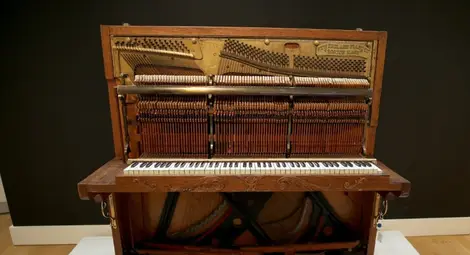 Продадоха пианото на Джон Ленън за 575 хиляди долара