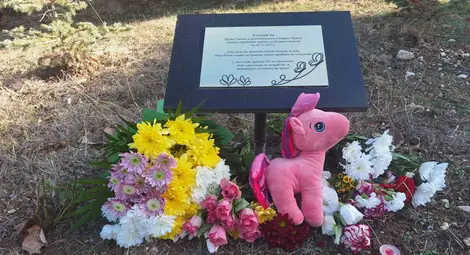 Възпоменателна церемония в Юпер почете паметта на майка и дъщеря, станали жертви на домашно насилие /галерия/