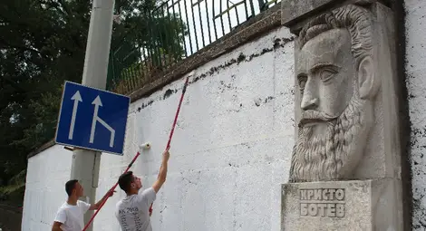 Ученици на стаж ще рисуват голям трикольор да барелефа на Ботев