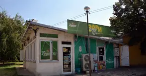 Купувач на боза брутално ограби квартален магазин