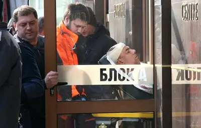 Изоставен съпруг нахлу в болница с два пистолета - стреля и намушка жена си Изоставен съпруг нахлу в болница с два пистолета - стреля и намушка жена си