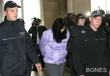 Акушерката, пребила бебе, остава в ареста