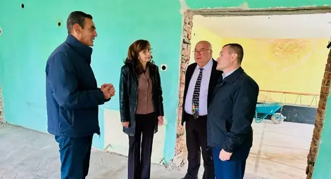 Кметът на Русе провери изпълнението на проекта за обновяване на ученическото общежитие в Образцов чифлик