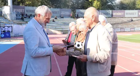 Стотици русенци дойдоха на градския стадион да отбележат 50 години от победата на „Дунав“ над „Рома“ Стотици русенци дойдоха на градския стадион да отбележат 50 години от победата на „Дунав“ над „Рома“