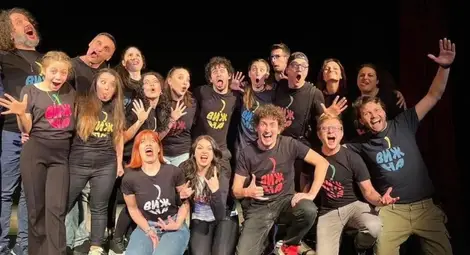 Куклениците закрива сезона със спектакъл за майки и татковци „ВиЖна - На АванТа!“ Куклениците закрива сезона със спектакъл за майки и татковци „ВиЖна - На АванТа!“