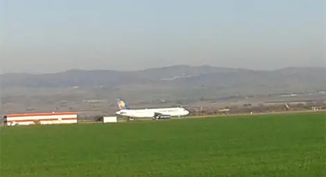 Пътник приземи извънредно самолет в Бургас със сигнал за бомба