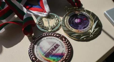 5 медала носят български ученици от олимпиада в Пекин