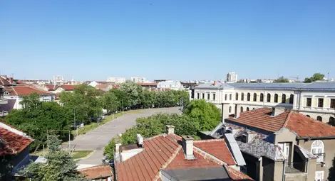 Дворът на училище &bdquo;Христо Ботев&ldquo; е една от възможните сцени.                    Снимка: &bdquo;Утро&ldquo;