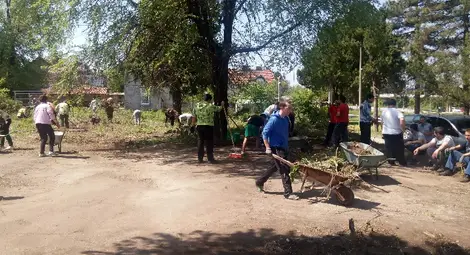 Доброволци почистиха занемарена детска площадка