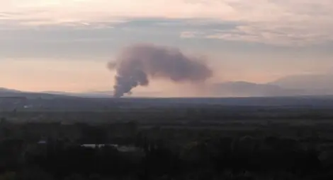 Огромен пожар бушува в склад за лавандула край Казанлък