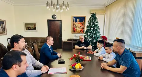 Кметът Пенчо Милков отличи младите състезатели по мотокрос Филип Кашов и Владиян Цветков