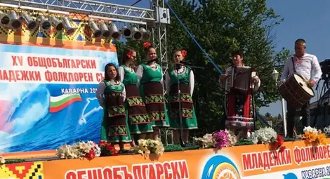 Ценовските певци на сцената на събора.                                     Снимка: Личен архив