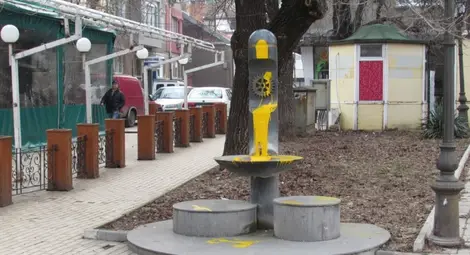 Пенсионер залял с боя чешмата срещу Халите, защото била черна и небългарска