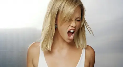 Чарлийз Терон обяснява пред полиция защо е крещяла на сина си