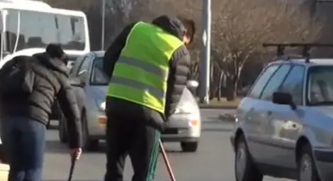 Полицаи наказаха шофьор да почисти след катастрофа