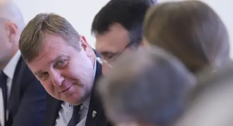 Каракачанов предлага лов на престъпници с танкове, Гешев пита къде са танковете