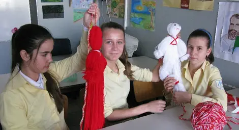 Мартеница за &bdquo;Гинес&ldquo; окичва целия Дунав мост на 1 март