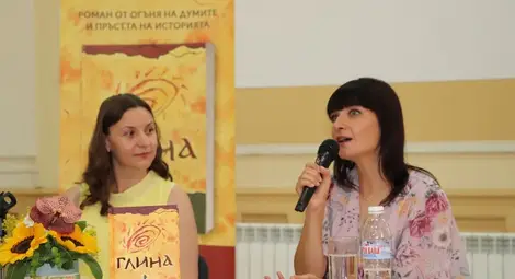 Виктория Бешлийска /вдясно/ със състудентката си д-р Петя Абрашева, която я представи пред русенската публика.  Снимка: РБ &bdquo;Любен Каравелов&ldquo;