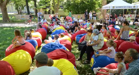 Удобно седнали на фотьойли-барбарони, деца и родители гледаха театър.		                    Снимки: Красимир СТОЯНОВ