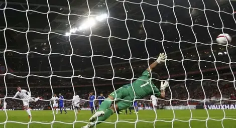 На прицел: С какво спасява вратарят?  С вещина, разбира се!