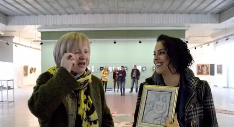 Сенем Тюфекчи (вдясно) получи наградата на публиката от директорката на галерията Елена Великова.Снимка: РХГ