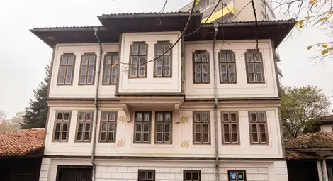    Известната Свещарова къща в гр. Търговище, построена за нуждата на търговеца Васил (Вичо) Бърнев, в която се ражда и живее дълги години бъдещия генерал Панайот Вичев Бърнев.